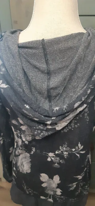 Camiseta con capucha y doble efecto