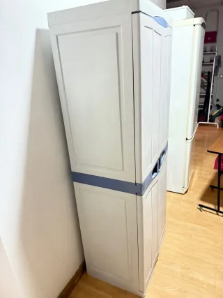 Armario de plástico gris y azul