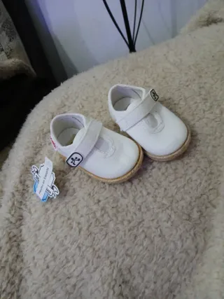 Zapatitos de bebé blancos