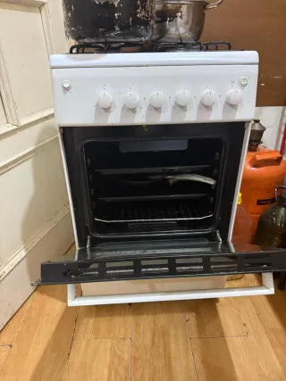 Estufa de gas blanca con horno