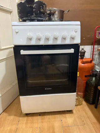 Estufa de gas blanca con horno