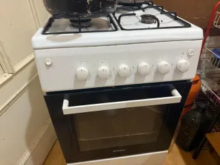 Estufa de gas blanca con horno