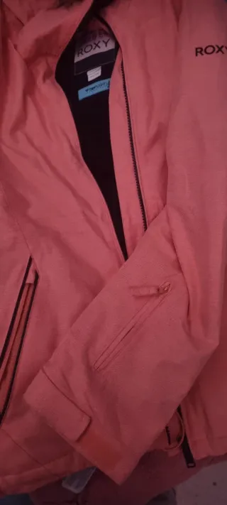 Chaqueta Roxy de esquí rosa con capucha.