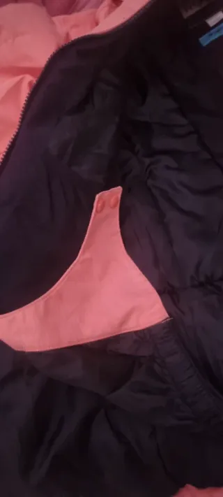 Chaqueta Roxy de esquí rosa con capucha.