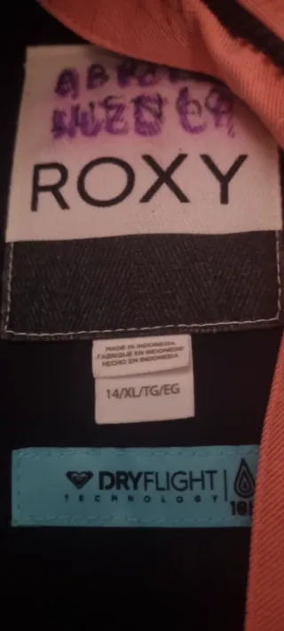 Chaqueta Roxy de esquí rosa con capucha.