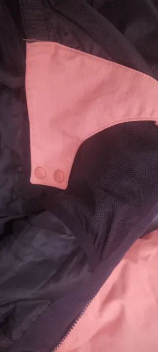 Chaqueta Roxy de esquí rosa con capucha.