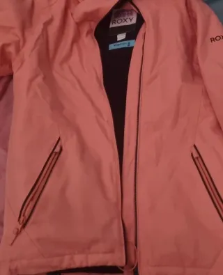 Chaqueta Roxy de esquí rosa con capucha.
