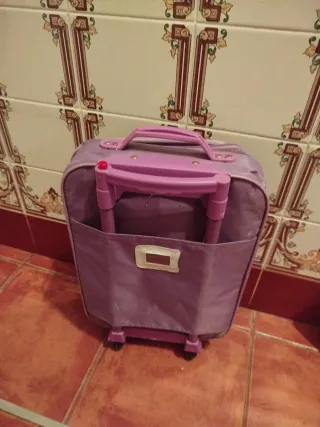 Maleta de niña morada con ruedas