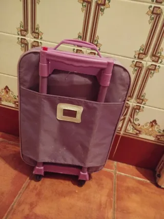 Maleta de niña morada con ruedas