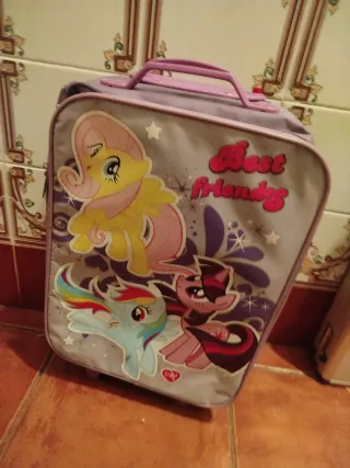 Maleta de niña morada con ruedas