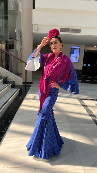 Traje de flamenca azul con lunares negros.