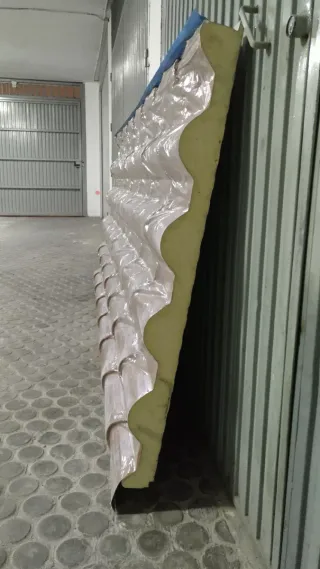 Panel sándwich teja roja