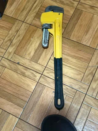 Llave inglesa amarilla