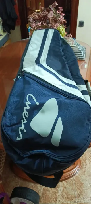 Bolsa para raquetas azul con detalles blancos