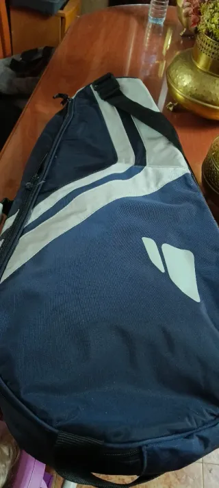 Bolsa para raquetas azul con detalles blancos