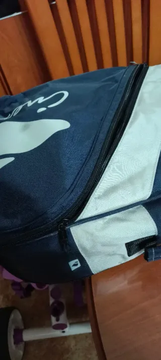 Bolsa para raquetas azul con detalles blancos