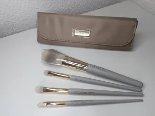 Set de brochas Yanbal con estuche magnético