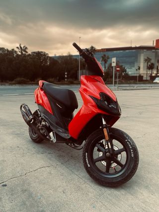 Yamaha Jog RR Roja y Negra