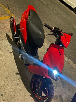 Yamaha Jog RR Roja y Negra