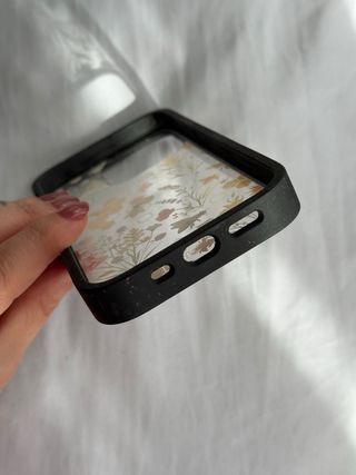 Funda Pela iPhone 14/15 Pro Flores y Abejas