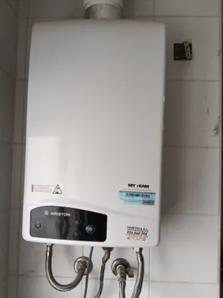 Calentador de gas Ariston blanco