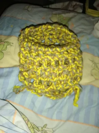 Bufanda tejida gris y amarilla