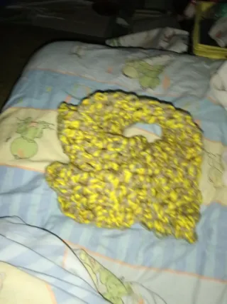 Bufanda tejida gris y amarilla