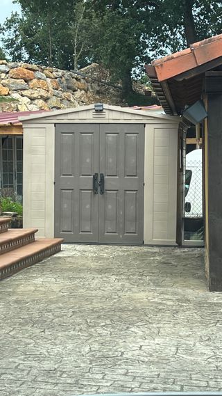 Caseta de jardín de PVC beige y gris