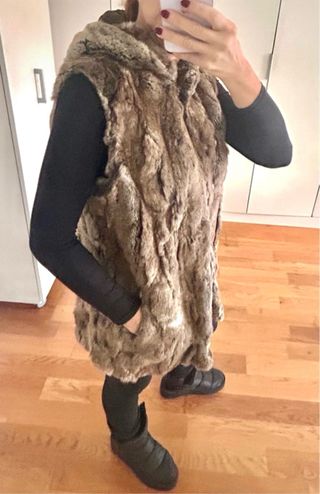 Chaleco pelo natural con capucha