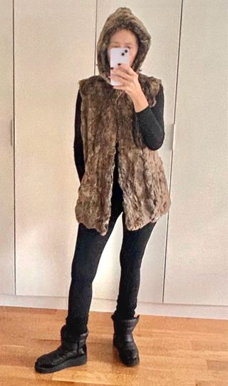 Chaleco pelo natural con capucha