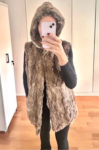 Chaleco pelo natural con capucha