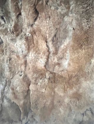 Chaleco pelo natural con capucha