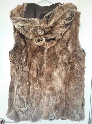 Chaleco pelo natural con capucha