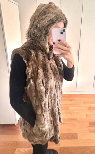 Chaleco pelo natural con capucha
