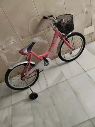 Bicicleta infantil rosa con cesta
