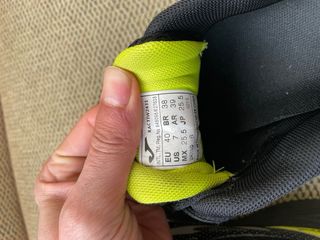 Zapatillas deportivas negras y amarillas