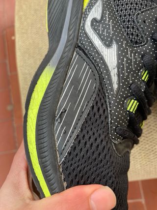 Zapatillas deportivas negras y amarillas