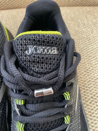 Zapatillas deportivas negras y amarillas