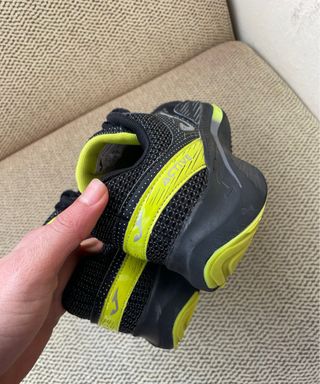 Zapatillas deportivas negras y amarillas