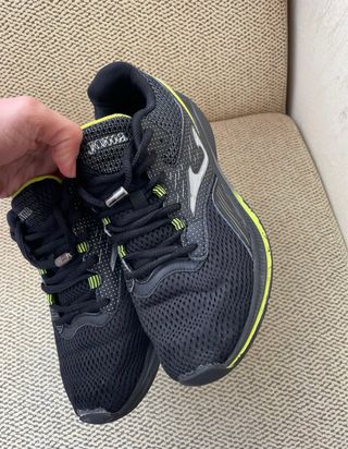 Zapatillas deportivas negras y amarillas