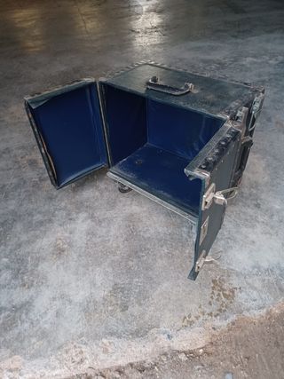 Maleta antigua de atrezo con ruedas