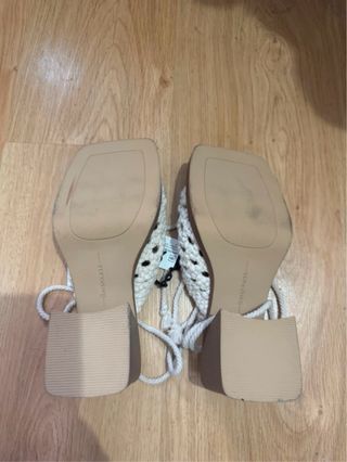 Sandalias Bershka crochet beige