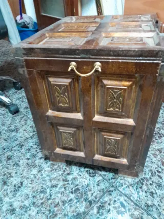 Baúl de madera hecho a mano