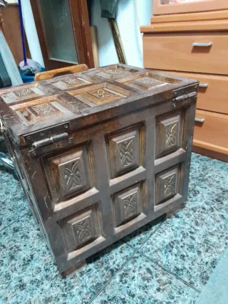 Baúl de madera hecho a mano