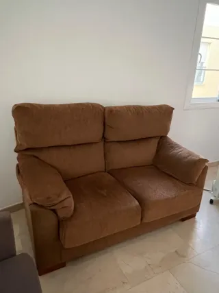 Bonito y cómodo sofá de dos plazas marrón