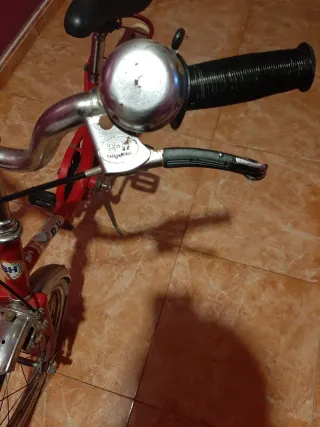 Bicicleta BH plegable roja