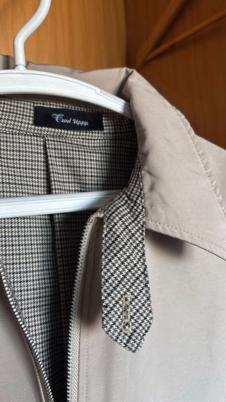 Chaqueta beige con cremallera