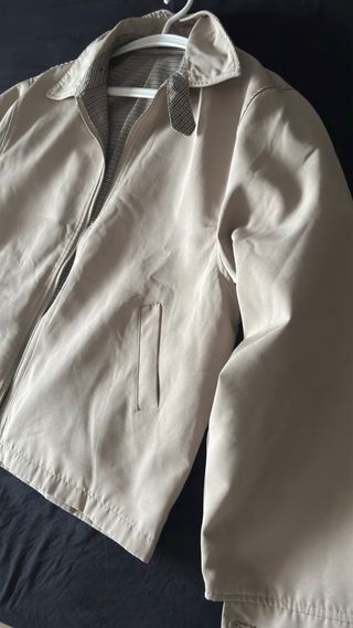 Chaqueta beige con cremallera