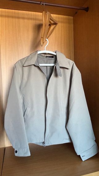 Chaqueta beige con cremallera