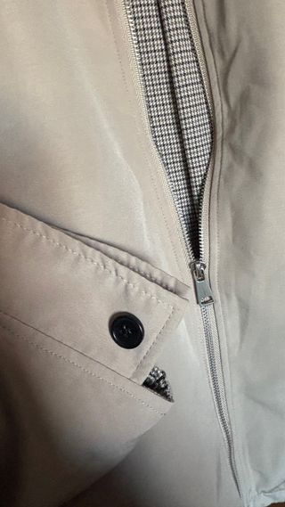 Chaqueta beige con cremallera